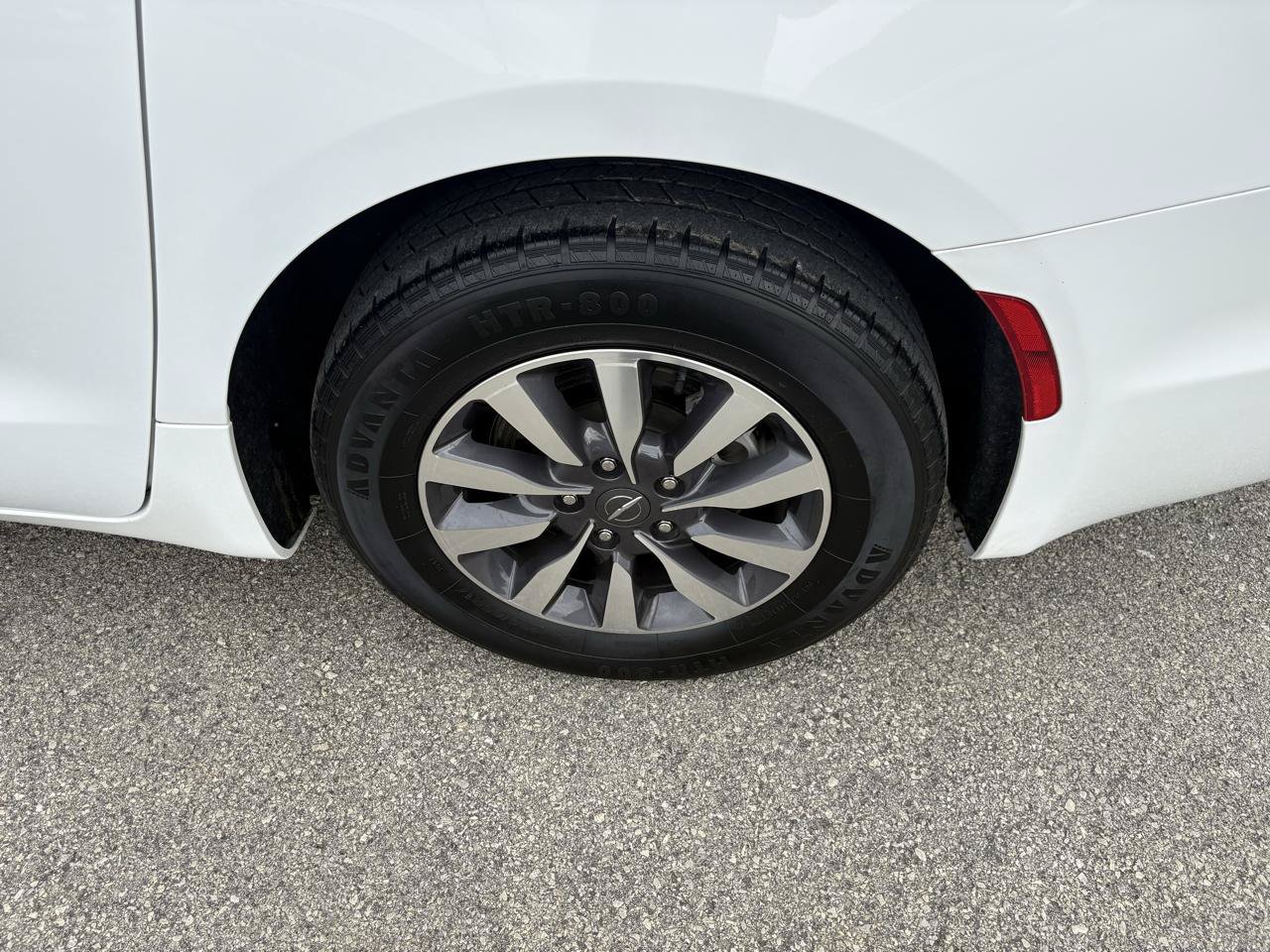 Used 2024 Chrysler Pacifica Limited FWD image 54