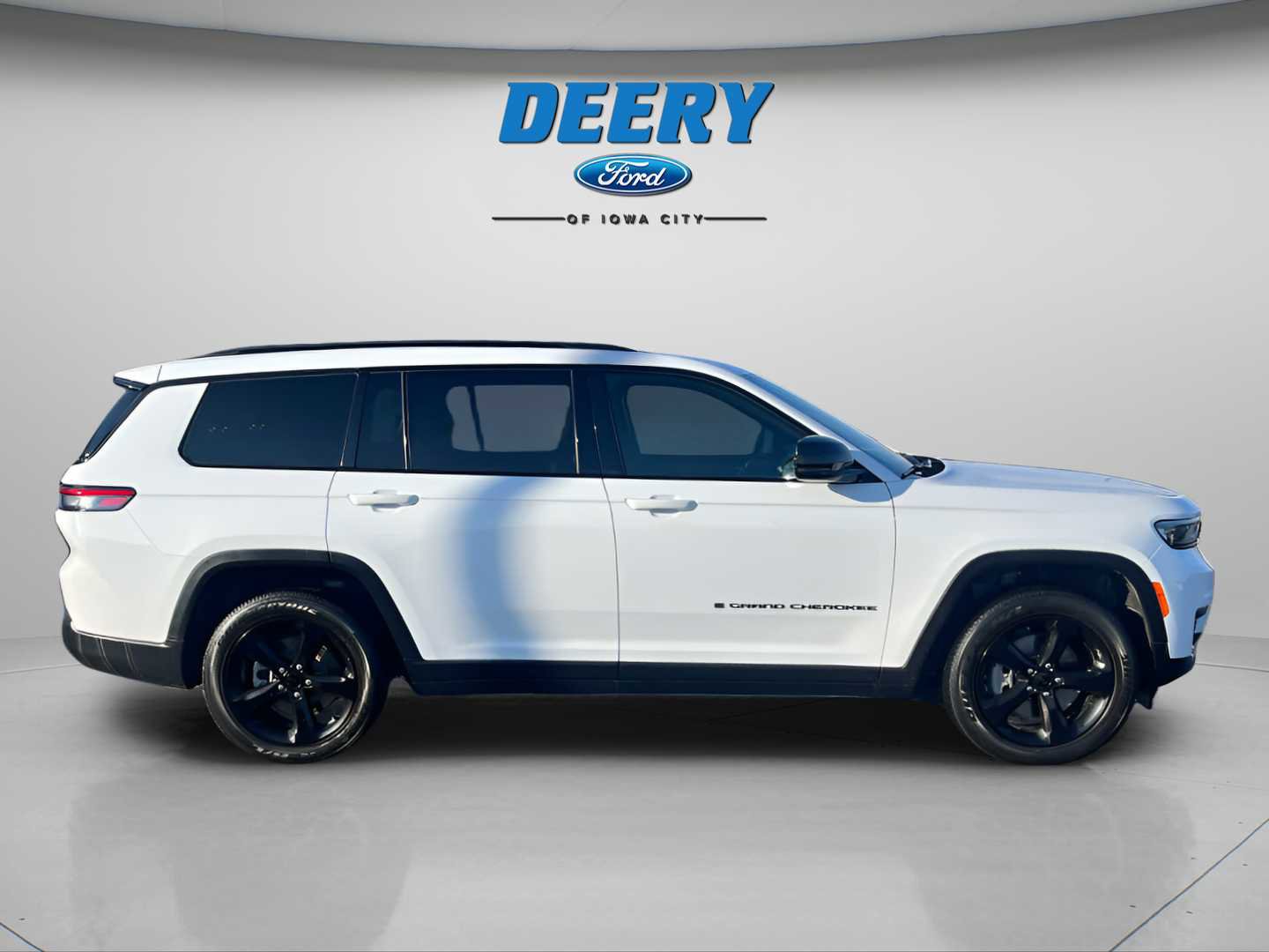 Used 2023 Jeep Grand Cherokee L Laredo image 2