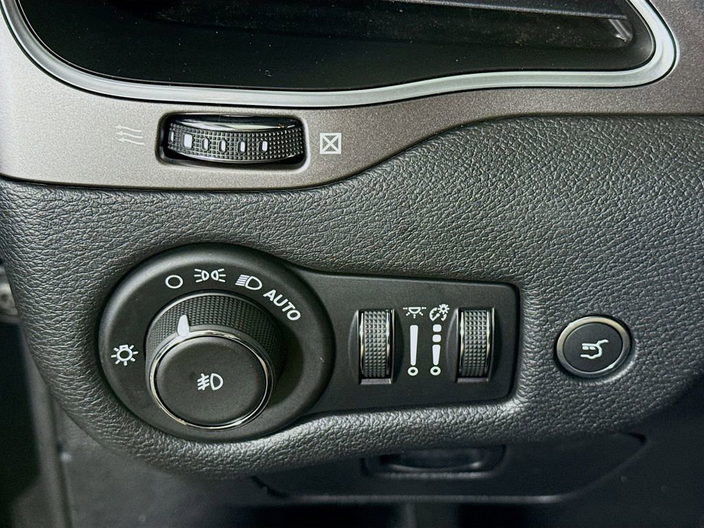 Used 2019 Jeep Cherokee Latitude Plus w/ Comfort/Convenience Group image 17