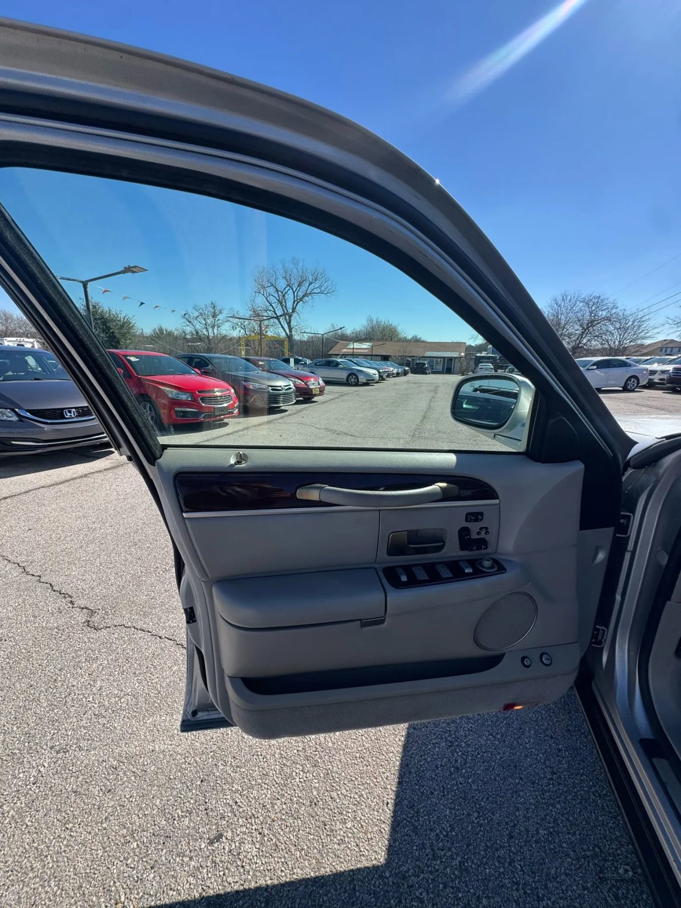 Used 2009 Lincoln Town Car Signature Limited image 10