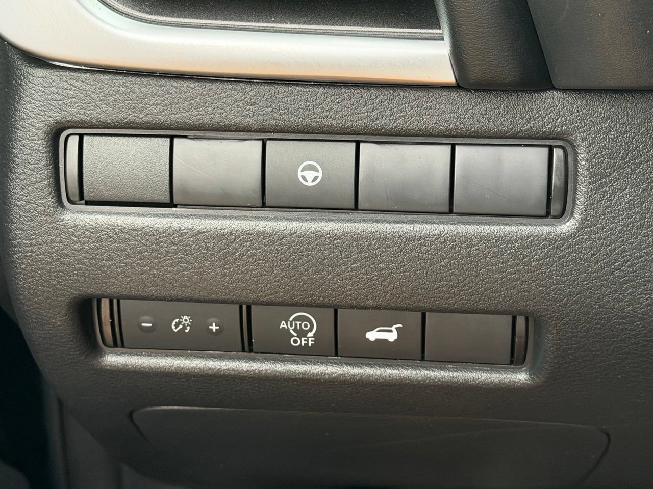 Certified 2025 Nissan Rogue SV FWD image 19