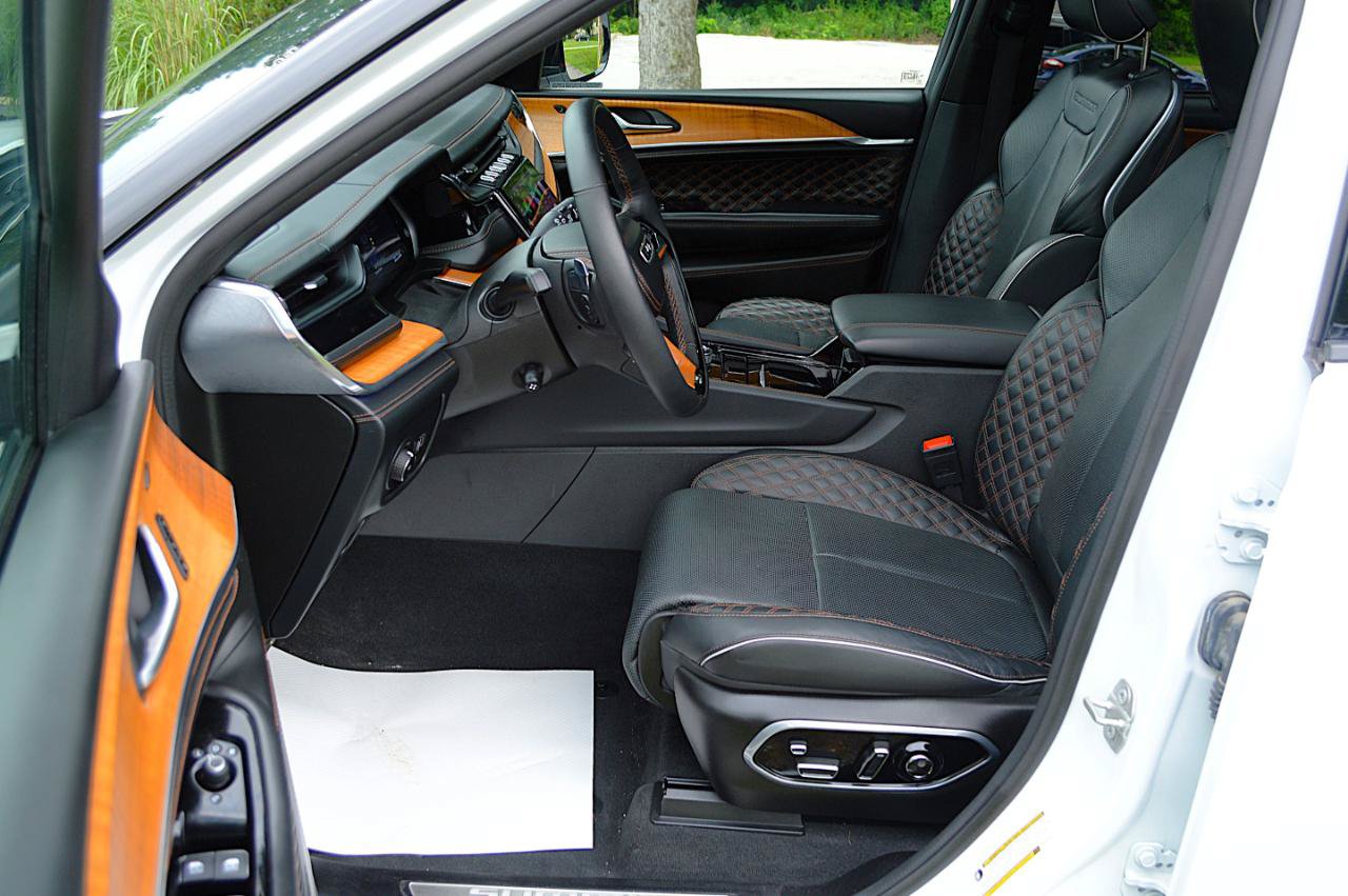 Used 2024 Jeep Grand Cherokee Summit AWD/4WD image 13