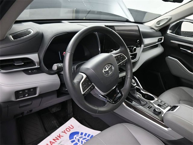 Used 2024 Toyota Highlander Platinum image 18