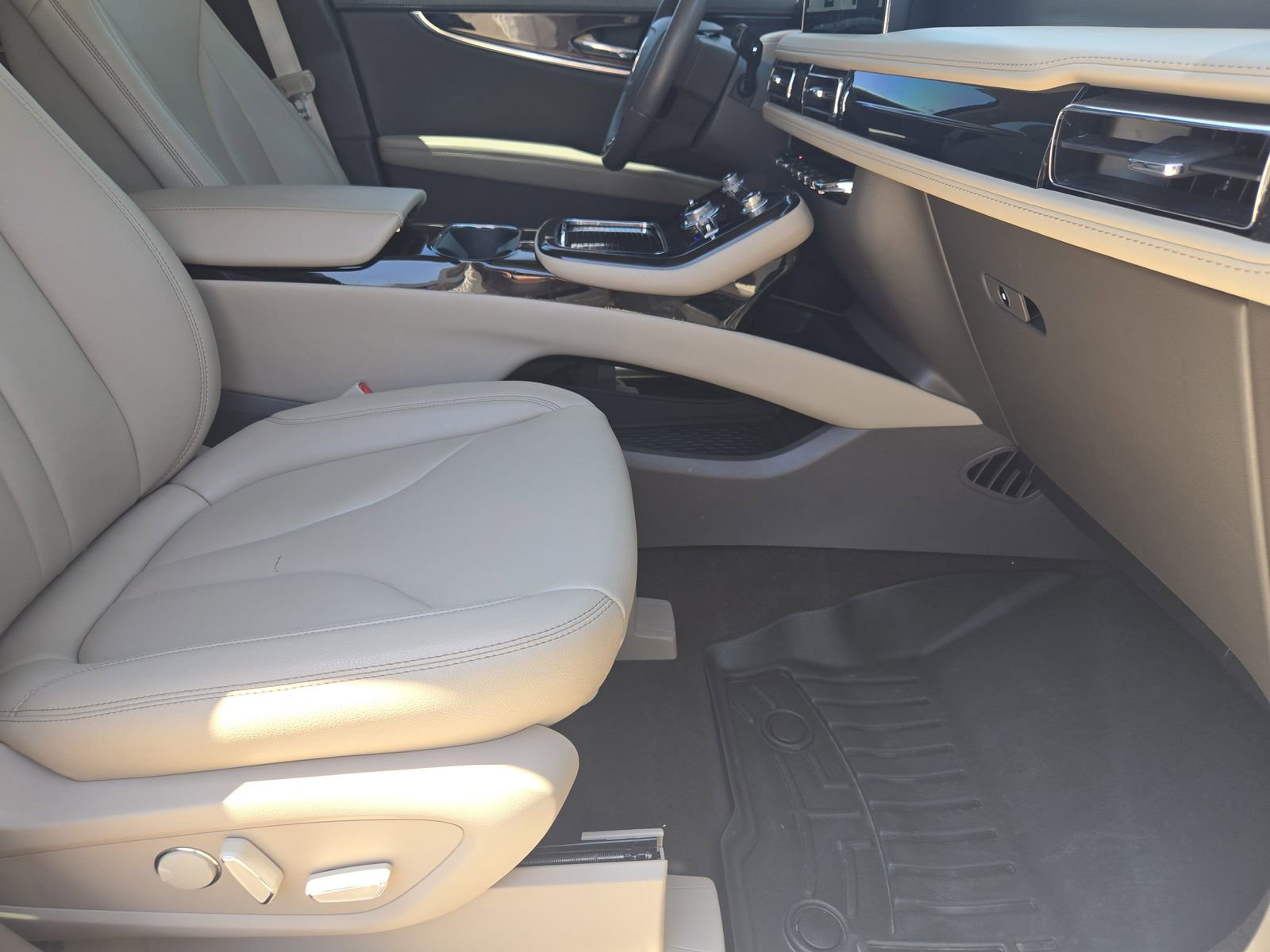 Used 2022 Lincoln Nautilus FWD w/ Premium Package image 17
