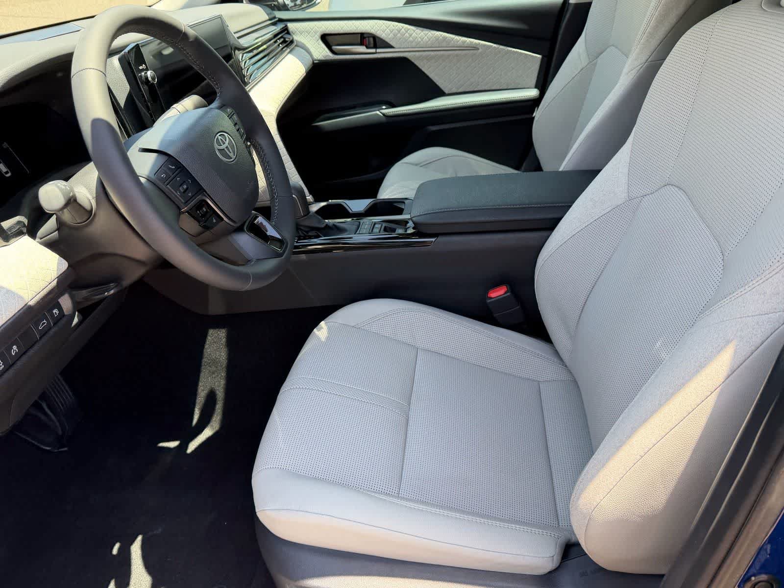 Used 2025 Toyota Camry XLE FWD image 8