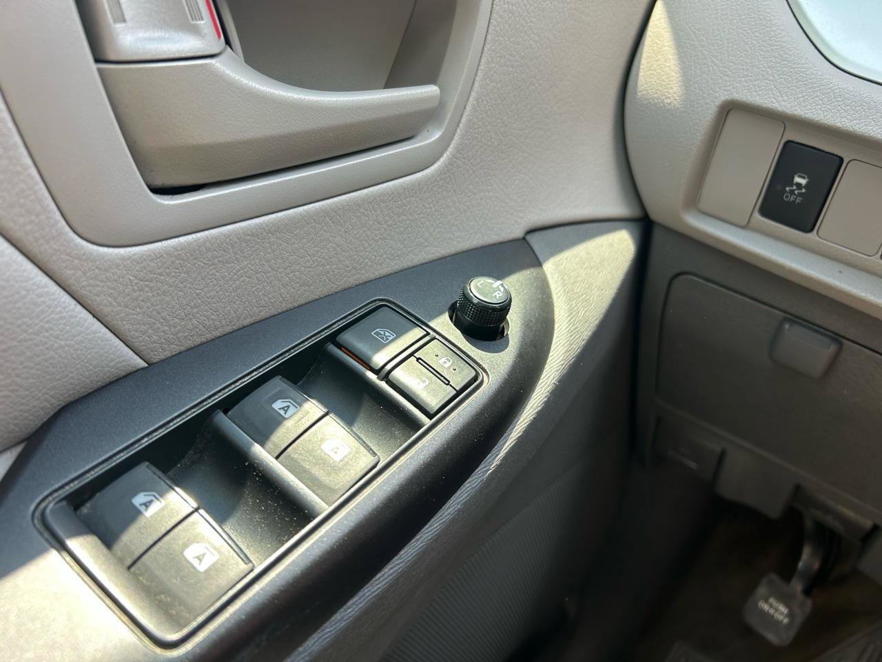 Used 2017 Toyota Sienna L FWD image 23