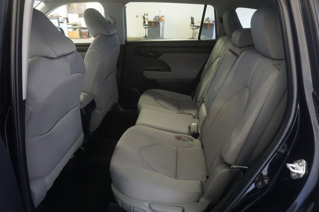 Used 2023 Toyota Highlander L image 19