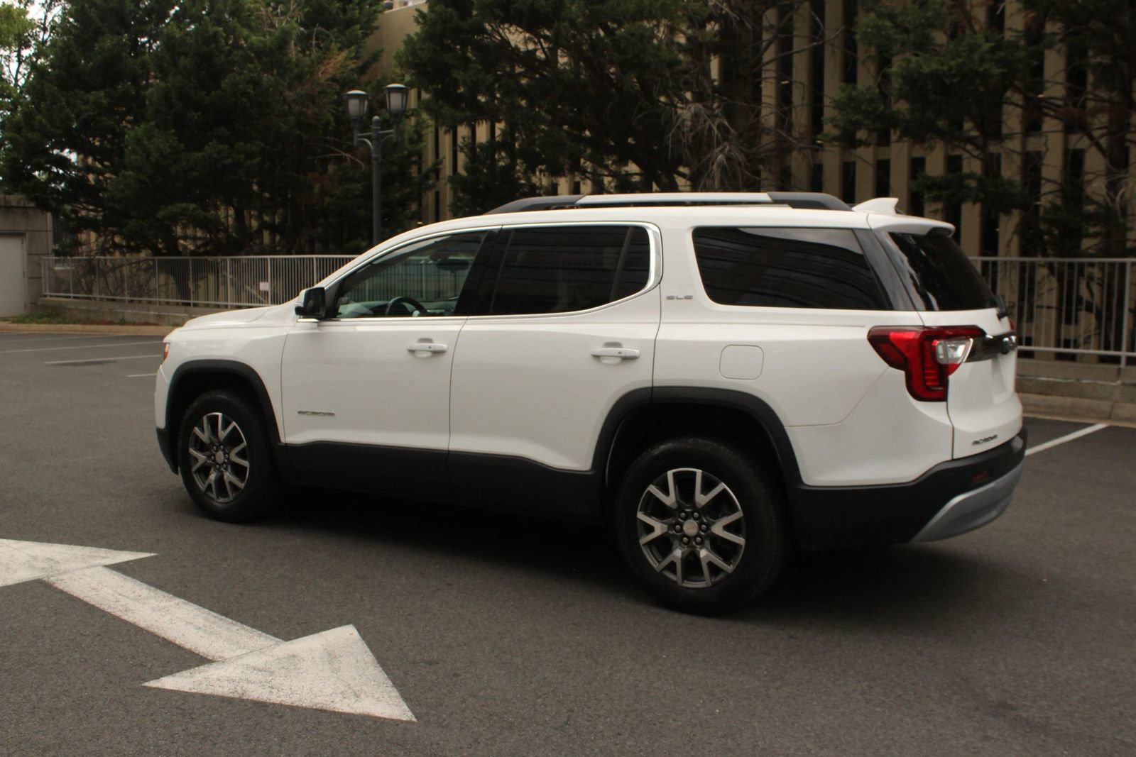 Used 2020 GMC Acadia SLE w/ Driver Convenience Package FWD image 9