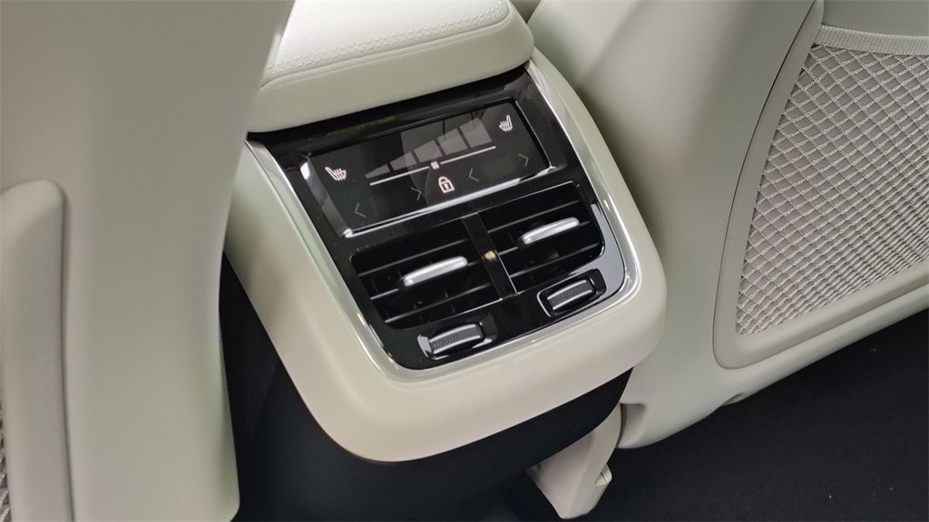 New 2026 Volvo XC60 B5 Ultra w/ Climate Package image 30