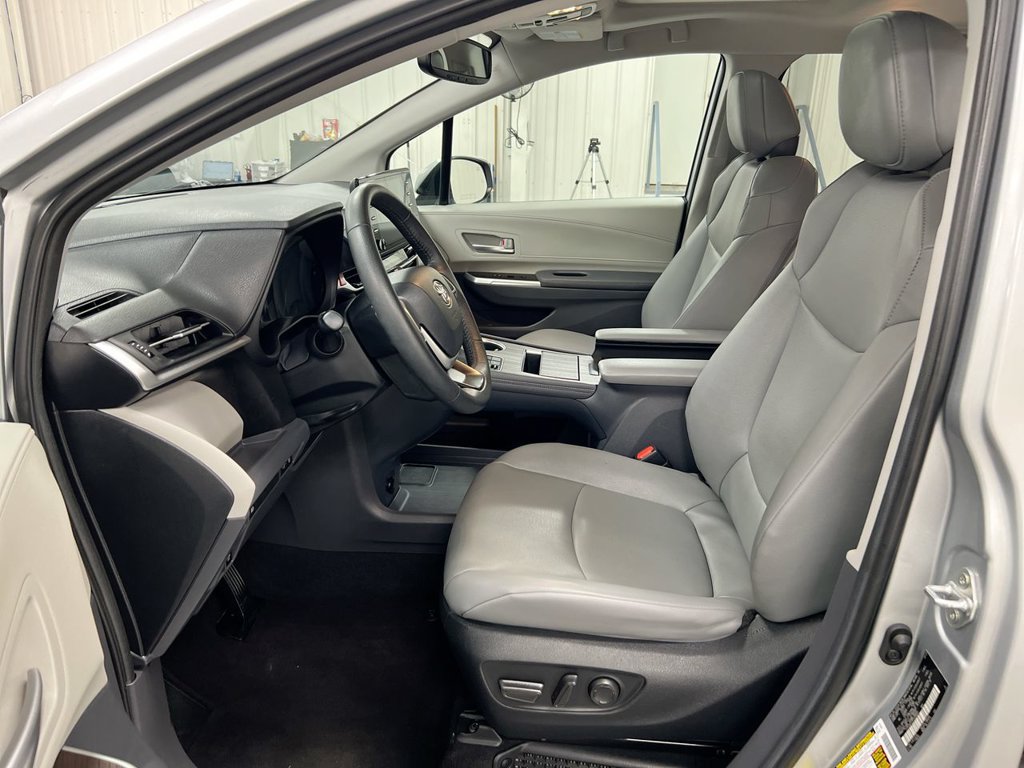 Used 2023 Toyota Sienna XLE AWD/4WD image 20
