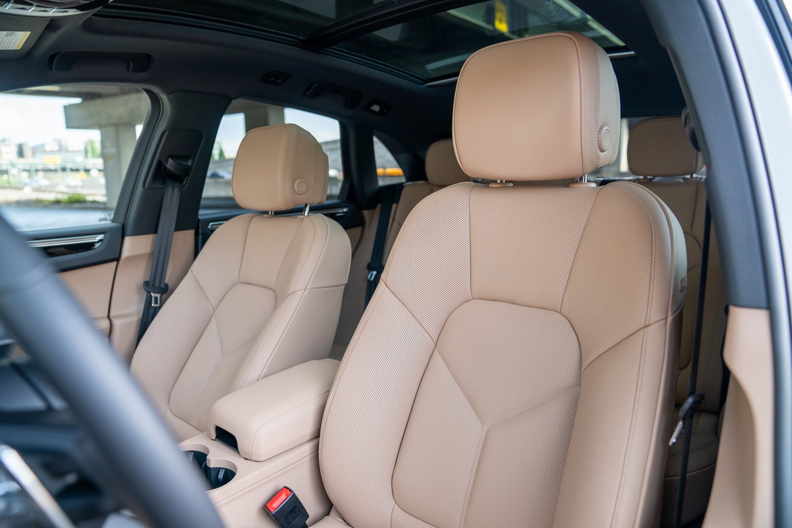 Certified 2025 Porsche Macan image 5