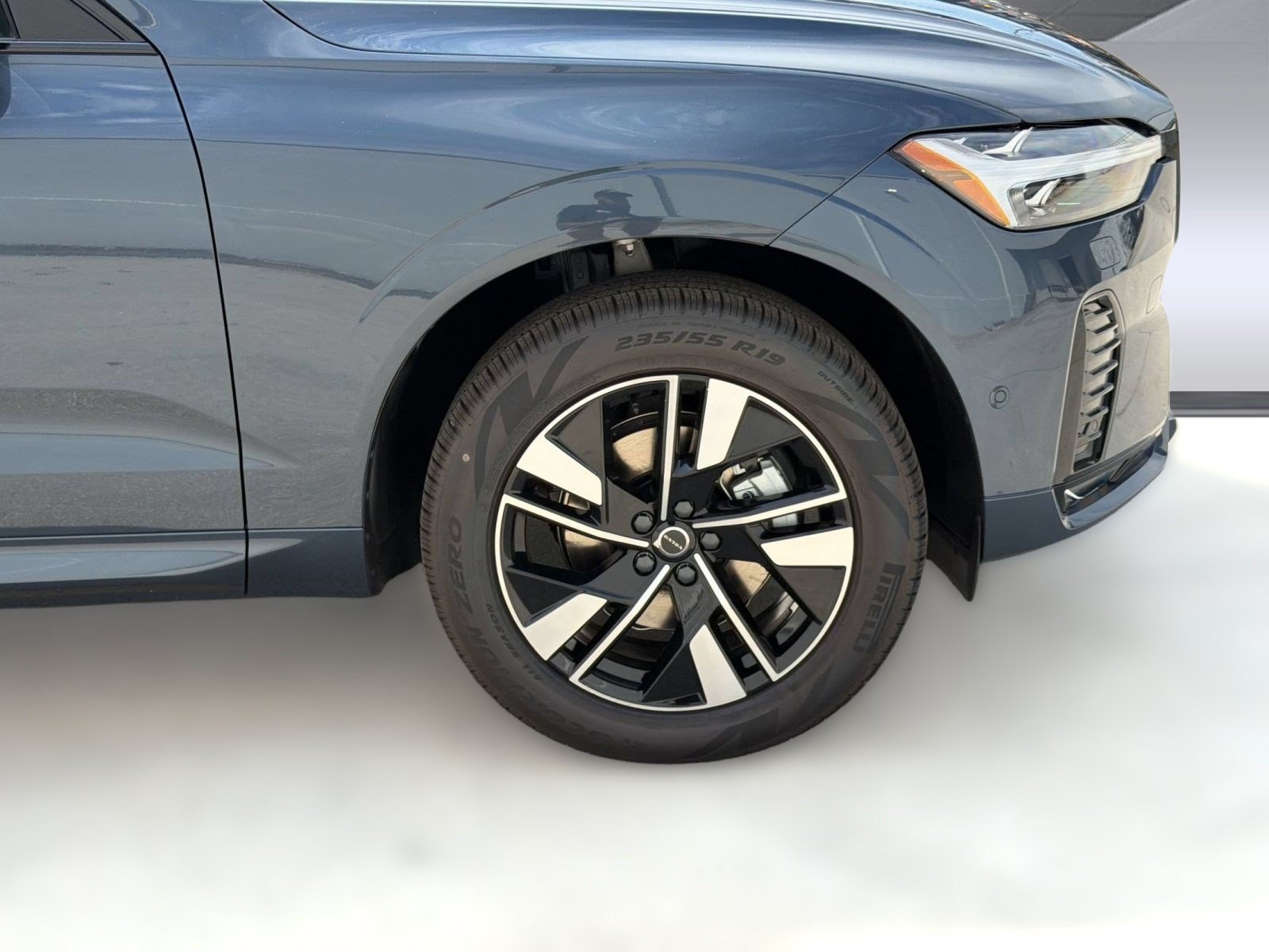 New 2026 Volvo XC60 B5 Plus w/ Climate Package AWD/4WD image 12