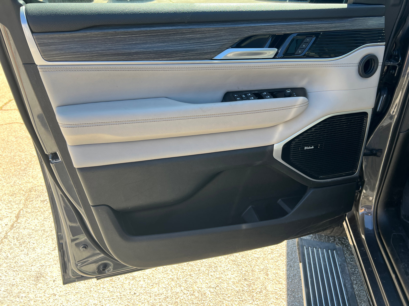 Used 2024 Jeep Wagoneer L Series III w/ Premium Group I image 11