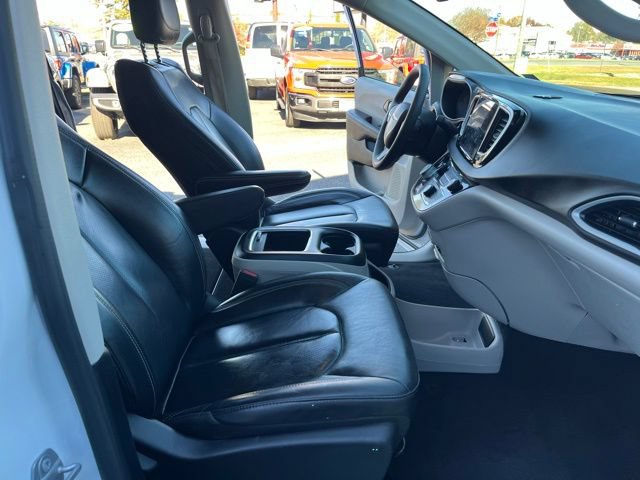 Used 2022 Chrysler Pacifica Touring-L FWD image 14