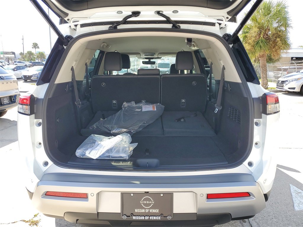New 2025 Nissan Pathfinder SL image 3