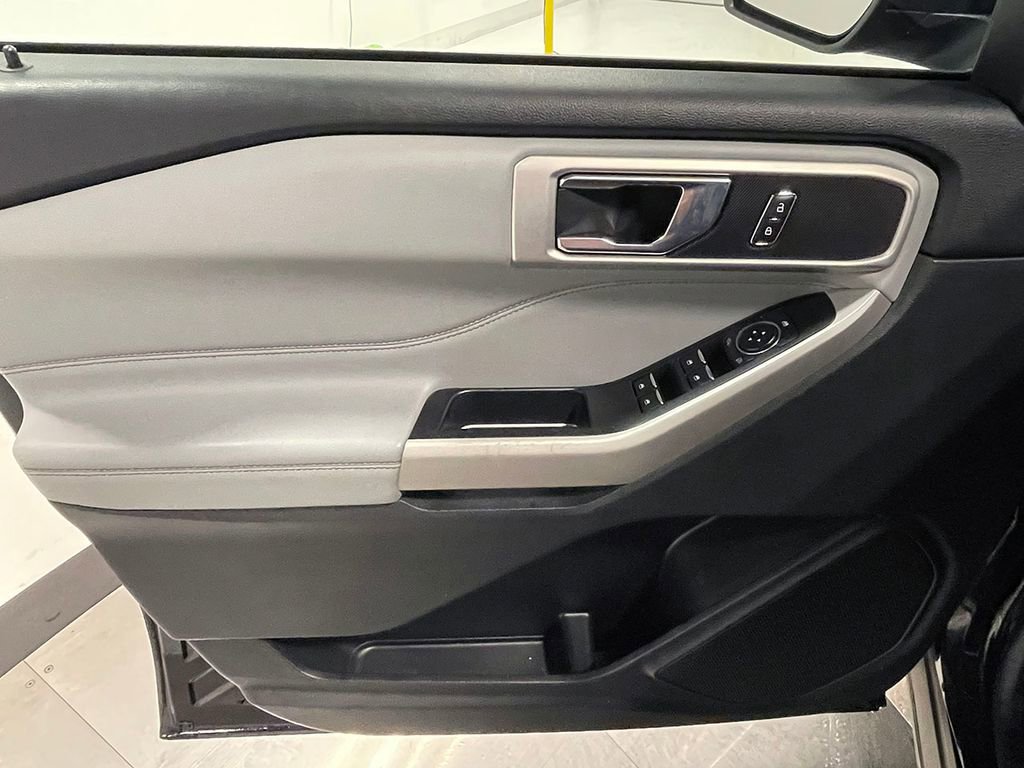 Used 2022 Ford Explorer XLT w/ Equipment Group 202A image 18