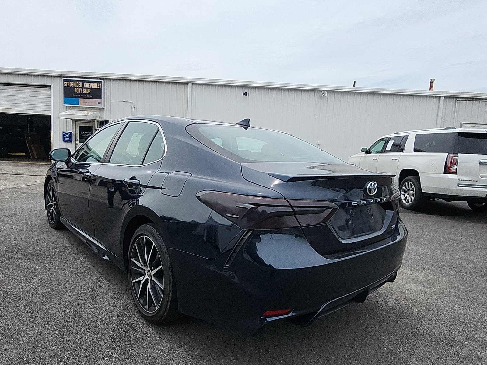 Used 2021 Toyota Camry SE w/ Convenience Package FWD image 3