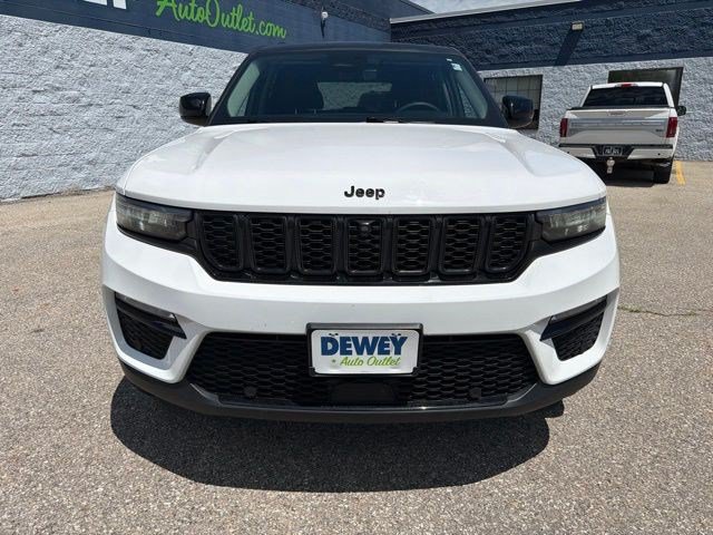 Used 2023 Jeep Grand Cherokee Limited w/ Luxury Tech Group II AWD/4WD image 8