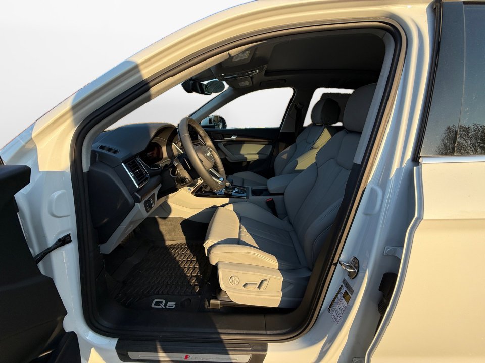 Used 2024 Audi Q5 e Premium w/ Convenience Package image 9