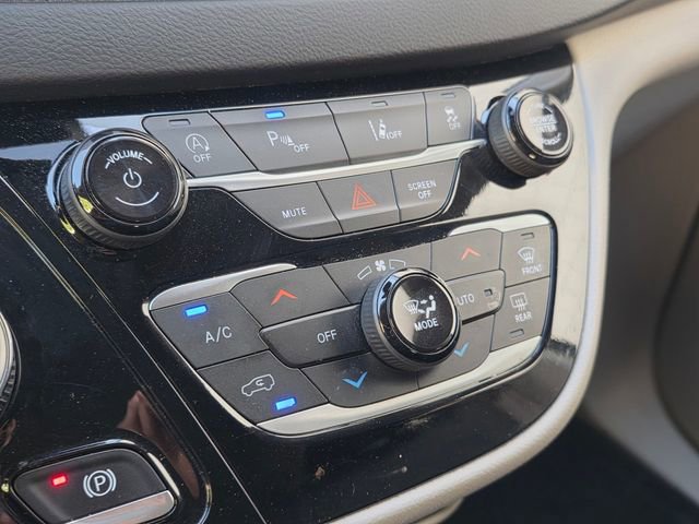 Used 2023 Chrysler Pacifica Touring-L image 30