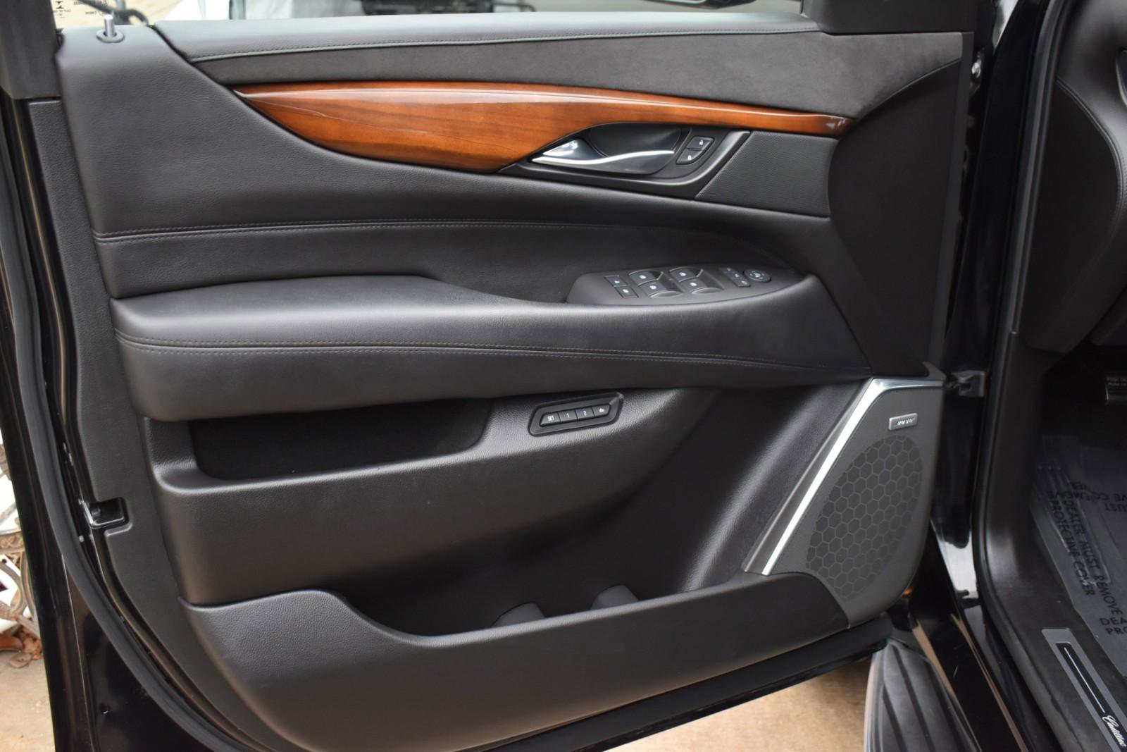 Used 2017 Cadillac Escalade Luxury image 30