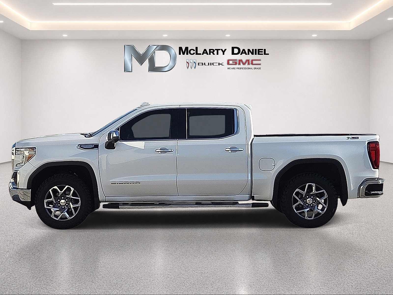 Certified 2022 GMC Sierra 1500 SLT AWD/4WD image 2