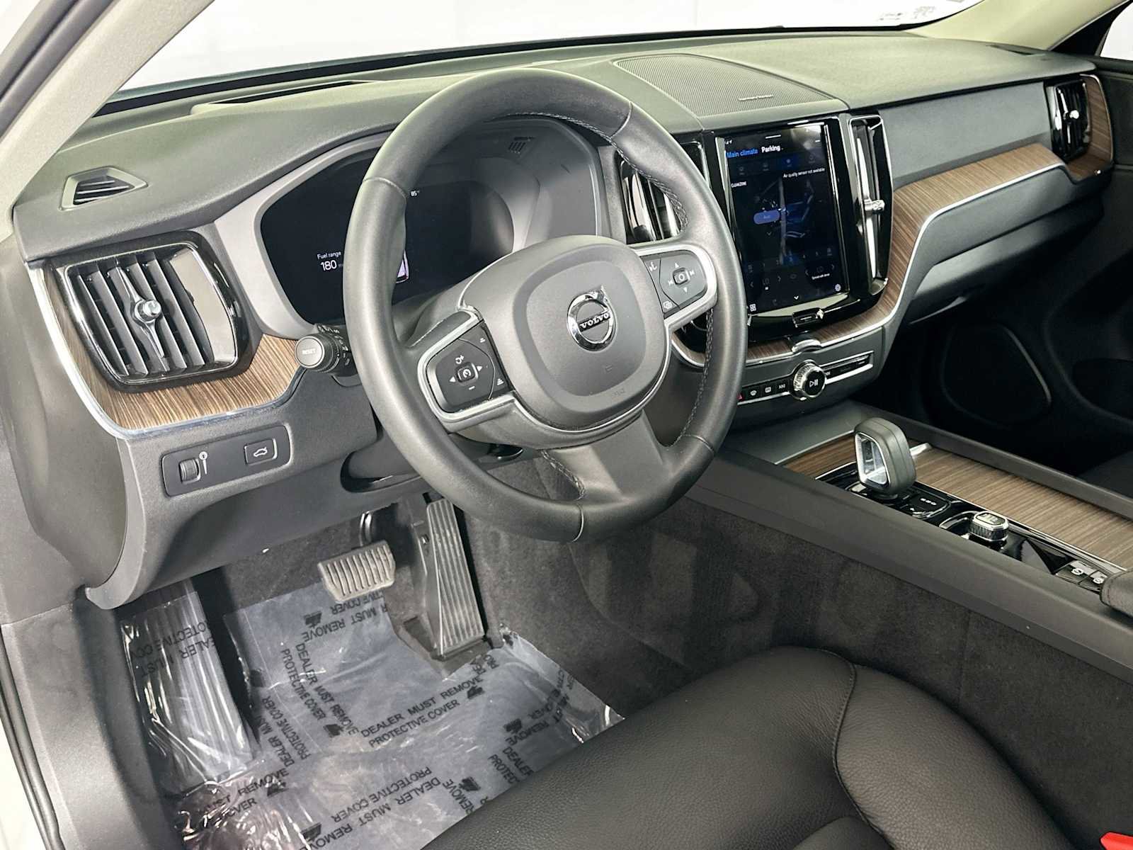 Used 2022 Volvo XC60 B5 Momentum w/ Advanced Package image 9