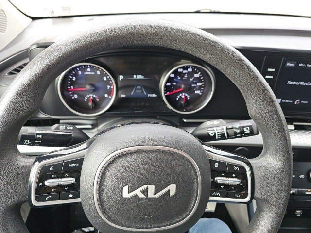Used 2022 Kia Carnival LX image 21