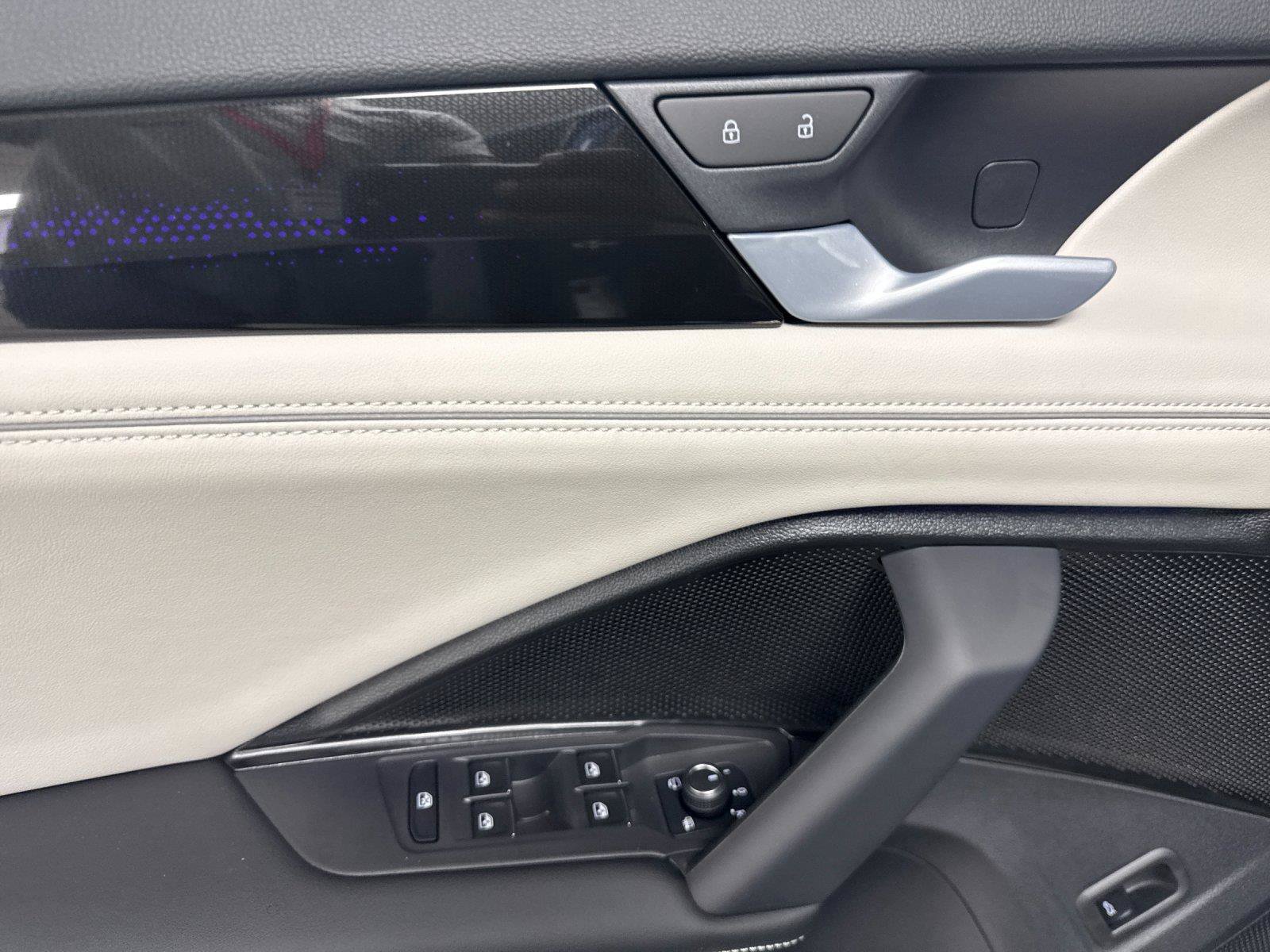 New 2026 Volkswagen Tiguan SEL R-Line AWD/4WD image 10