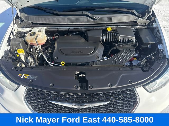 Used 2023 Chrysler Pacifica Touring-L FWD image 7