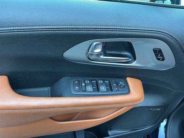 Used 2025 Chrysler Pacifica Pinnacle AWD/4WD image 14