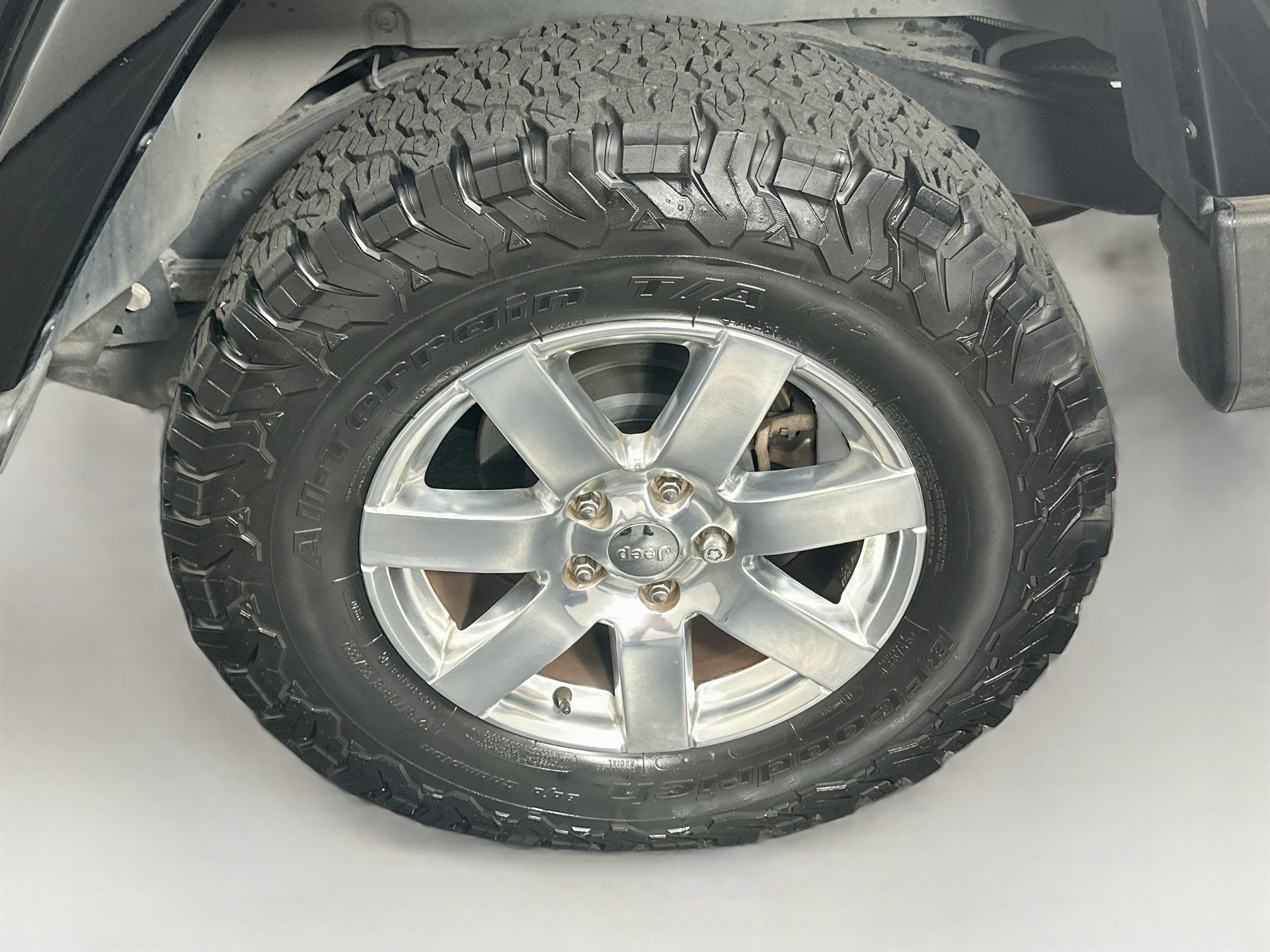 Used 2017 Jeep Wrangler Unlimited Sahara w/ Connectivity Group AWD/4WD image 11