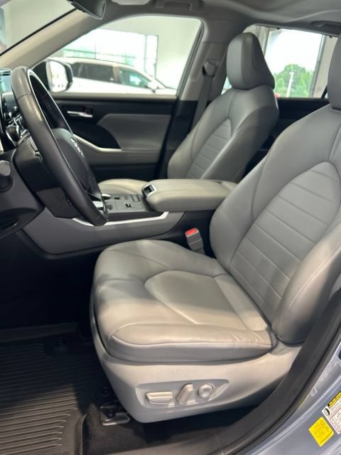 Used 2021 Toyota Highlander XLE AWD/4WD image 7