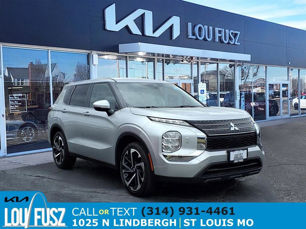 Used 2022 Mitsubishi Outlander ES image 1