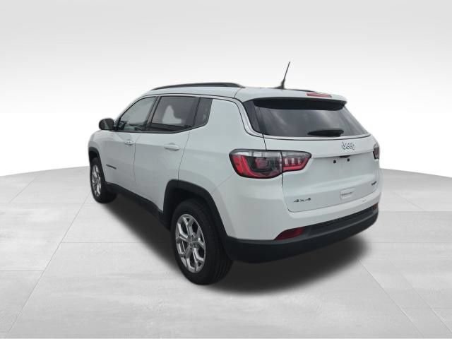 Used 2024 Jeep Compass Latitude AWD/4WD image 3