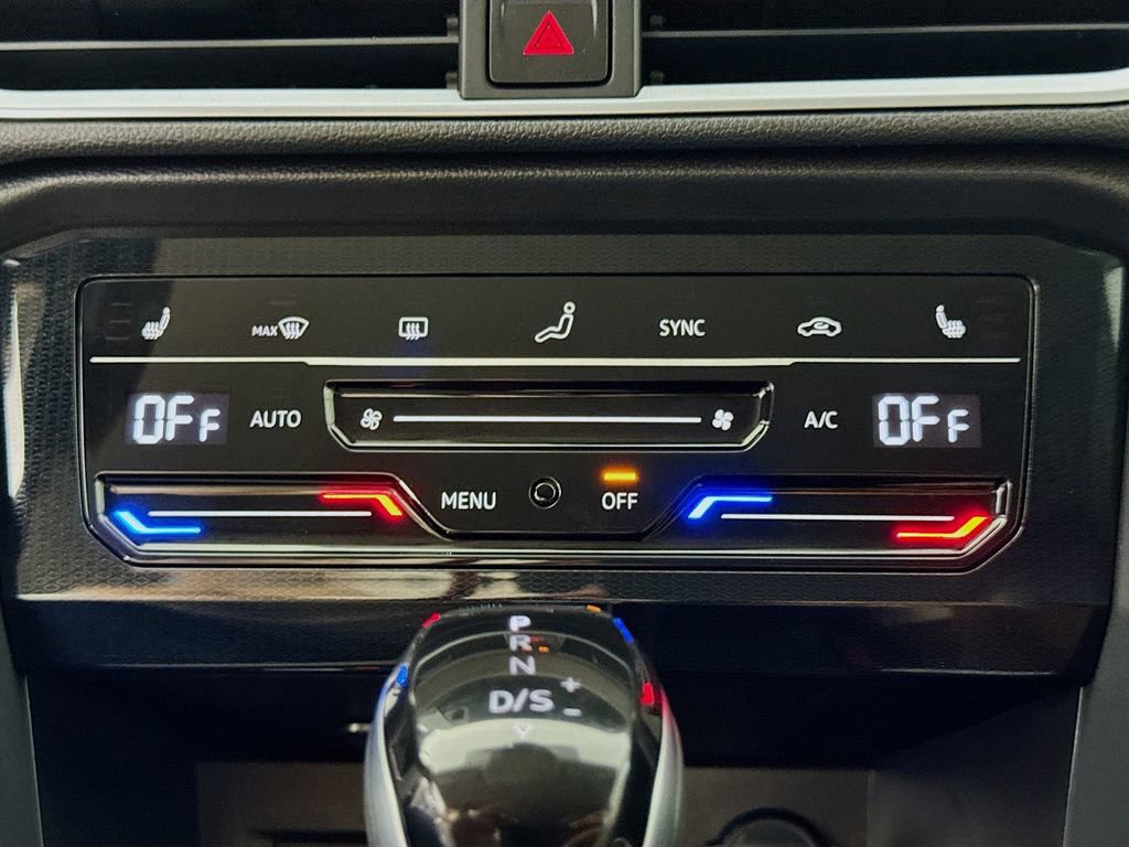 Used 2025 Volkswagen Taos SE image 19