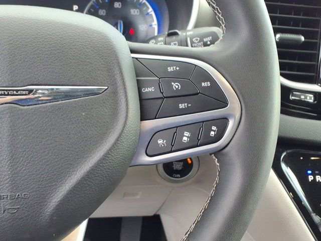 Used 2024 Chrysler Pacifica Touring-L FWD image 18