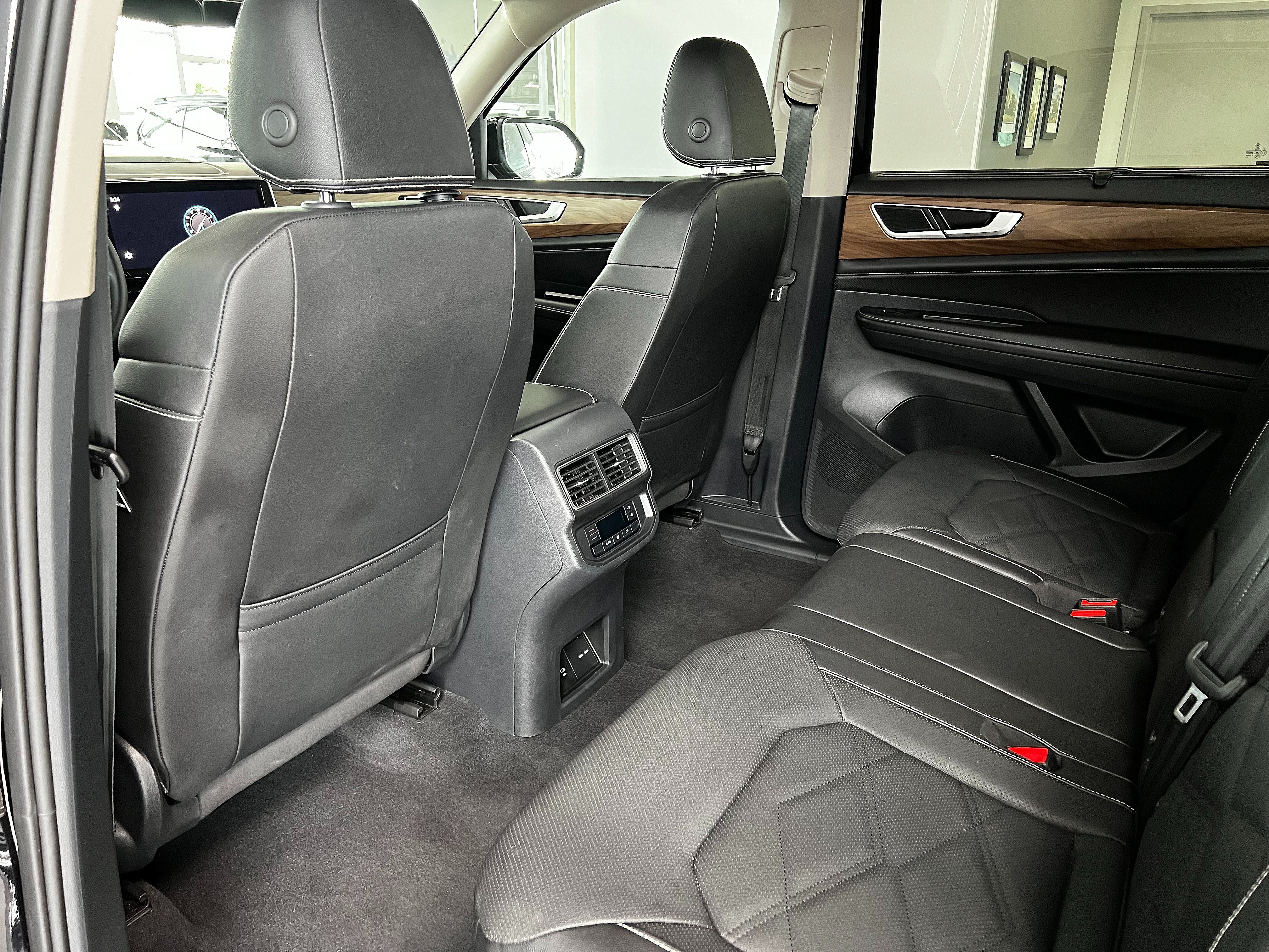 Used 2025 Volkswagen Atlas SE AWD/4WD image 23