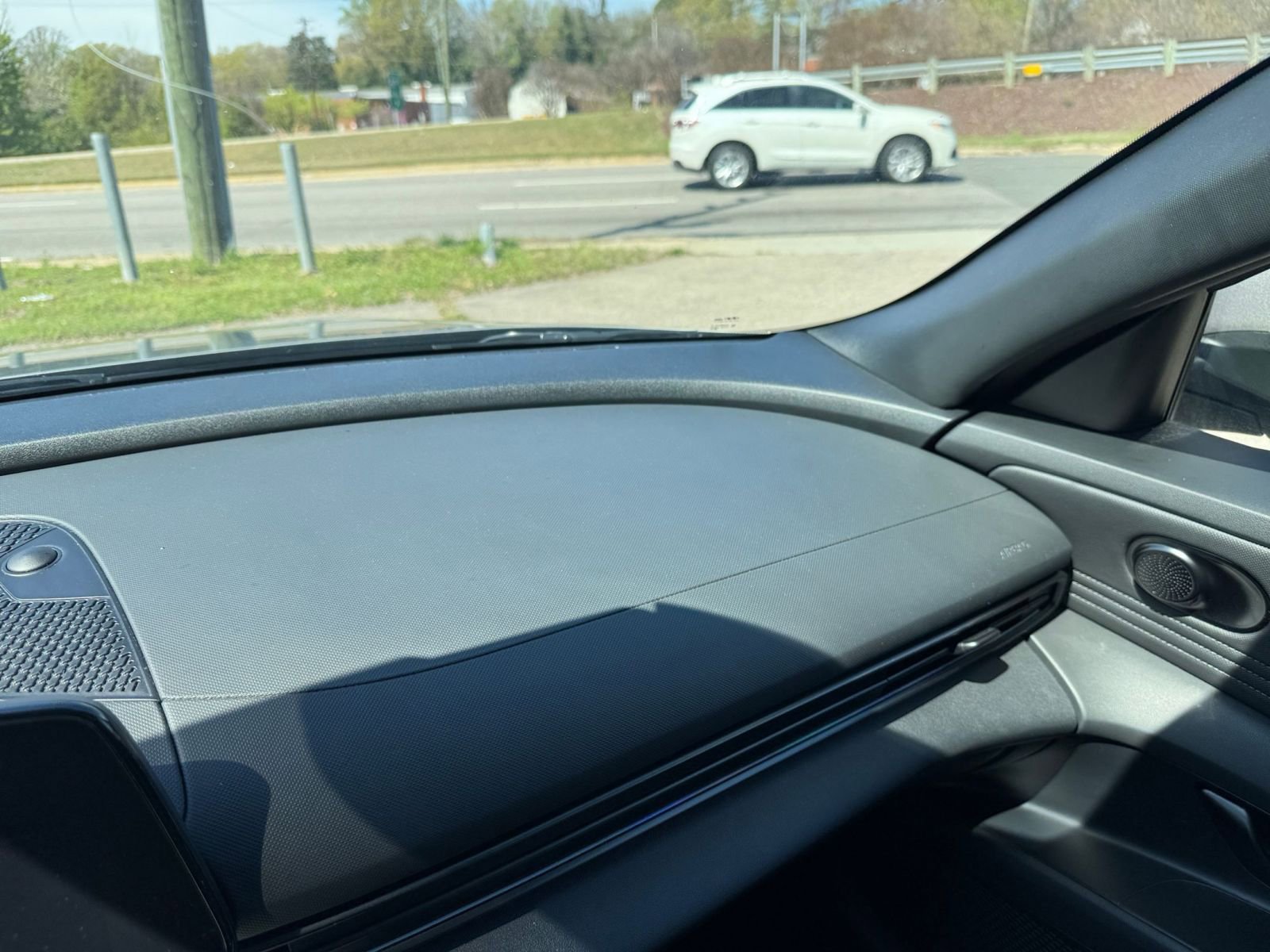 Used 2025 Hyundai Elantra Limited image 32