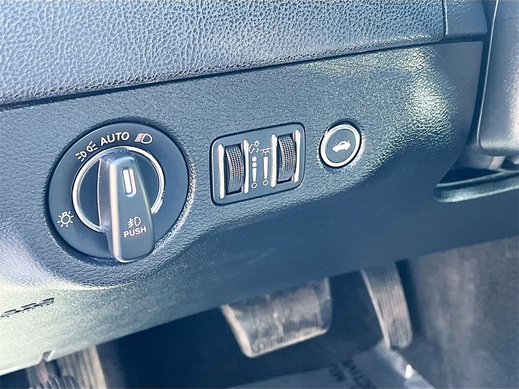 Used 2023 Chrysler 300 Touring L image 10