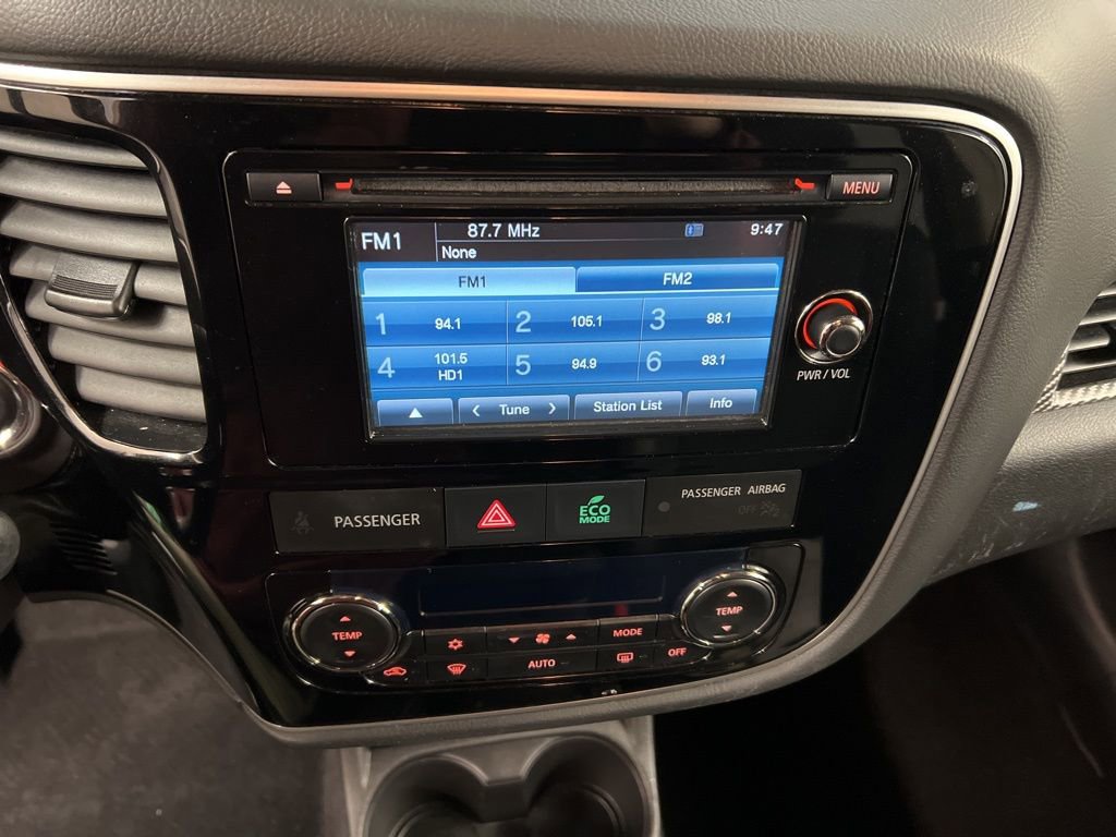 Used 2015 Mitsubishi Outlander SE image 9