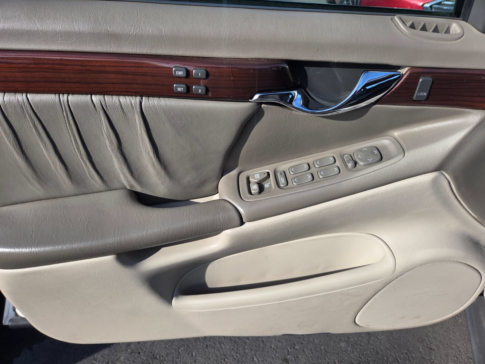 Used 2002 Cadillac De Ville DHS w/ Safety/Security Pkg FWD image 8