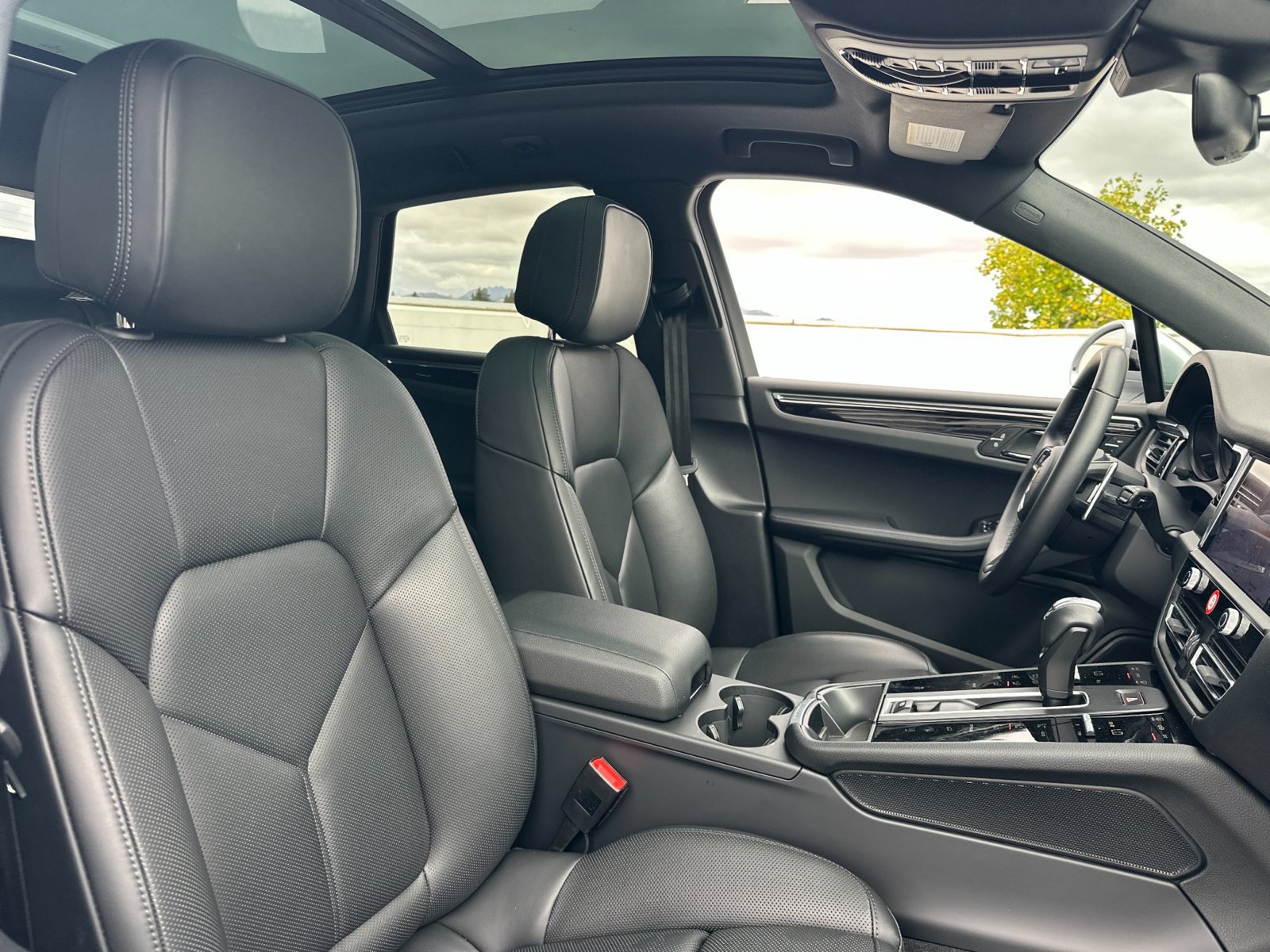 Certified 2026 Porsche Macan AWD/4WD image 23