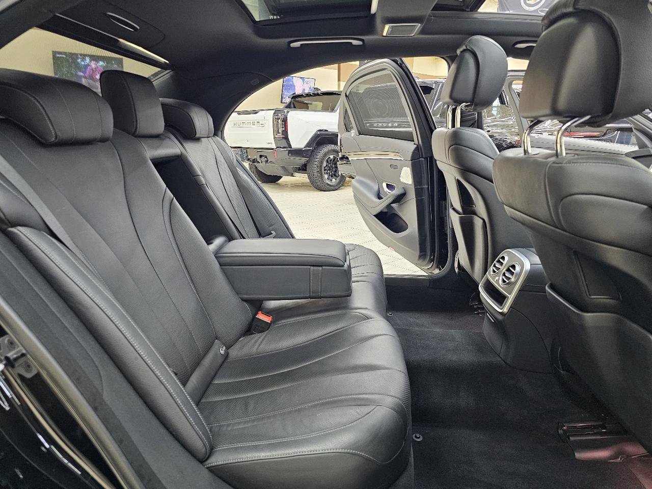 Used 2017 Mercedes-Benz S 550 Sedan image 24