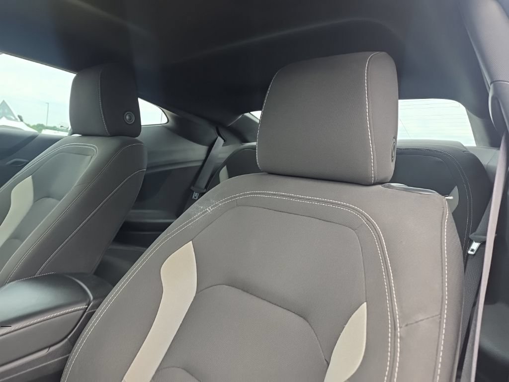Used 2018 Chevrolet Camaro LT RWD image 8