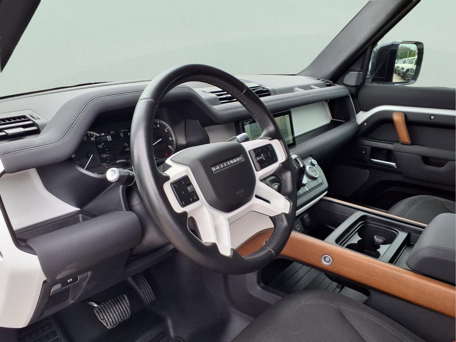 Used 2022 Land Rover Defender 90 image 13