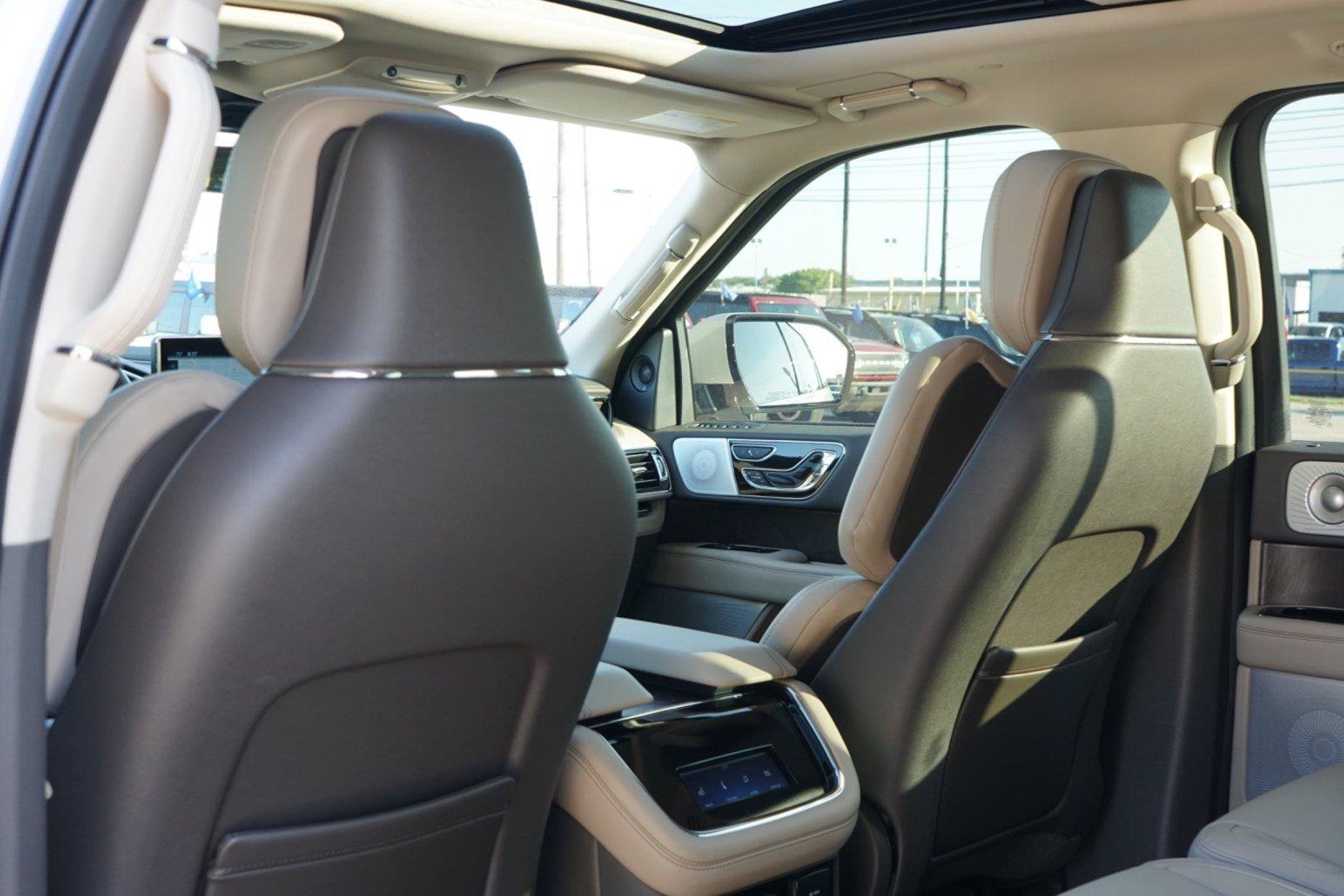 Used 2024 Lincoln Navigator Reserve AWD/4WD image 22
