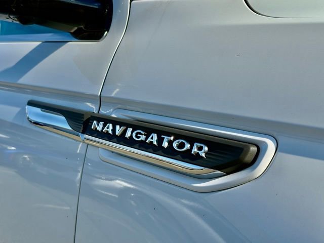 Used 2022 Lincoln Navigator Reserve image 3
