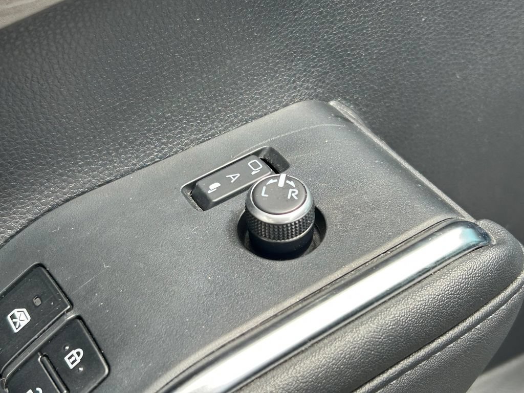 Certified 2024 Toyota Highlander Platinum FWD image 27