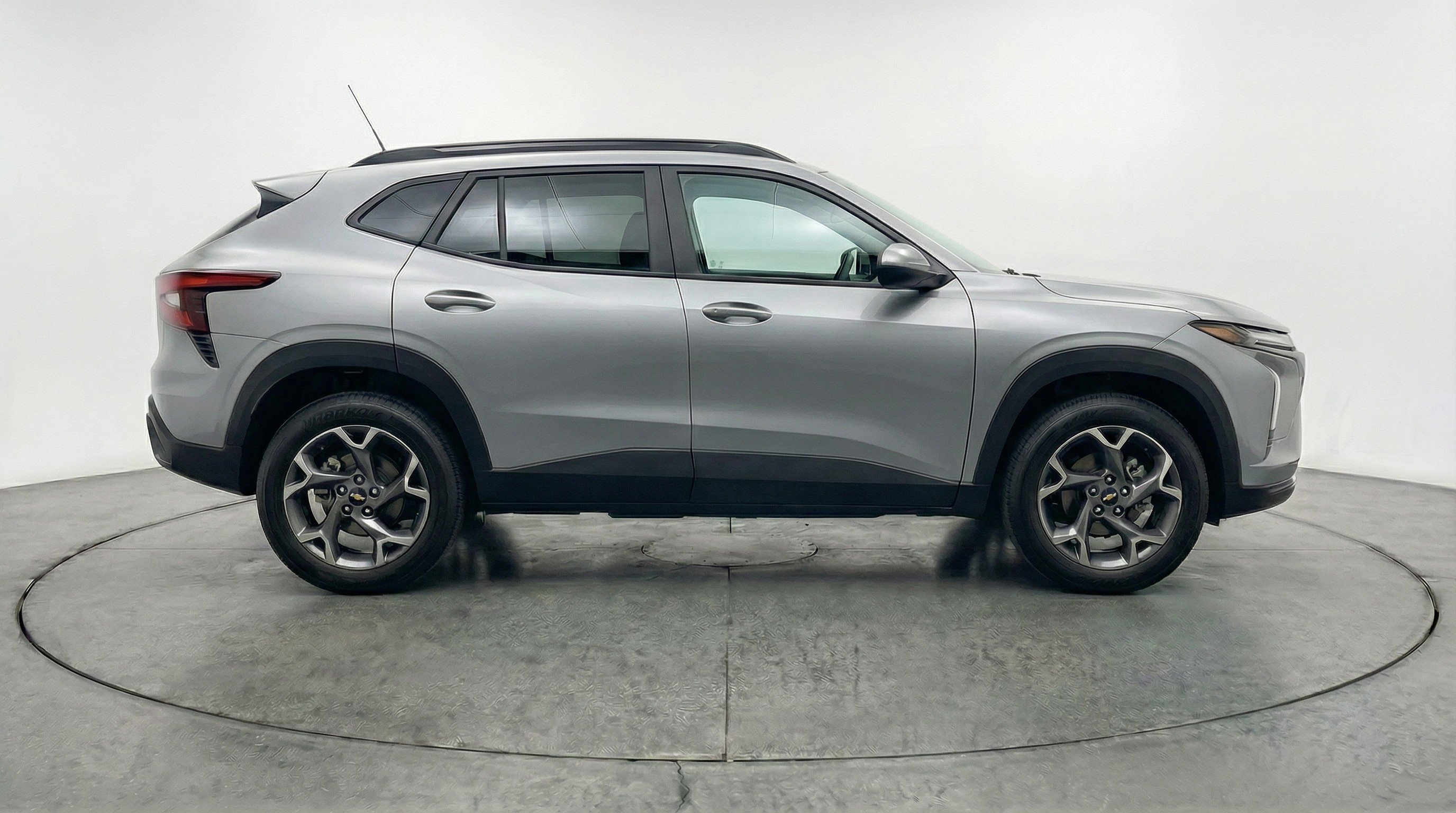 Used 2025 Chevrolet Trax LT w/ LT Convenience Package FWD image 11